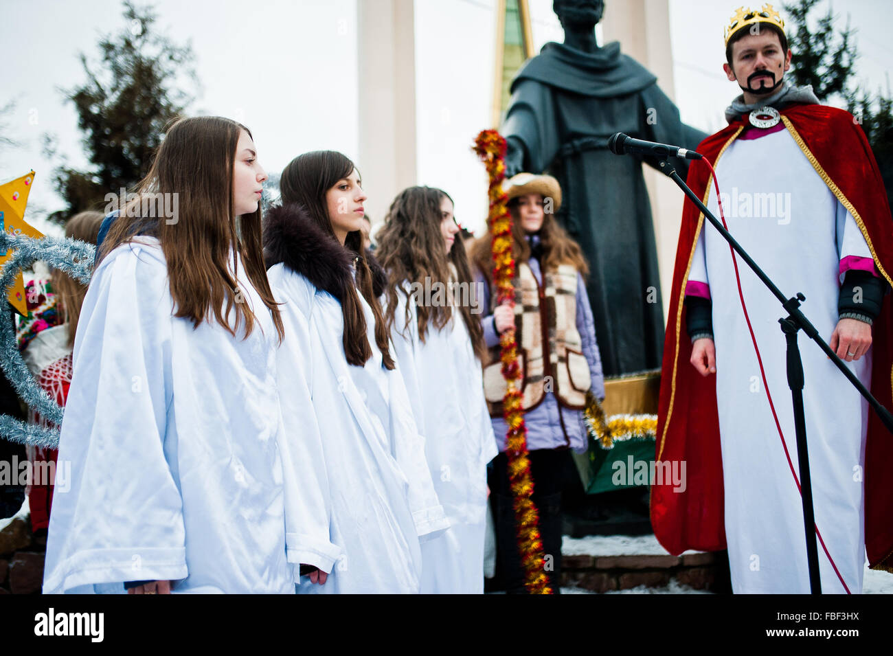 L'Ucraina. LVIV - 14 gennaio 2016: Presepe sfilata di bambini sul giorno d'inverno. Foto Stock