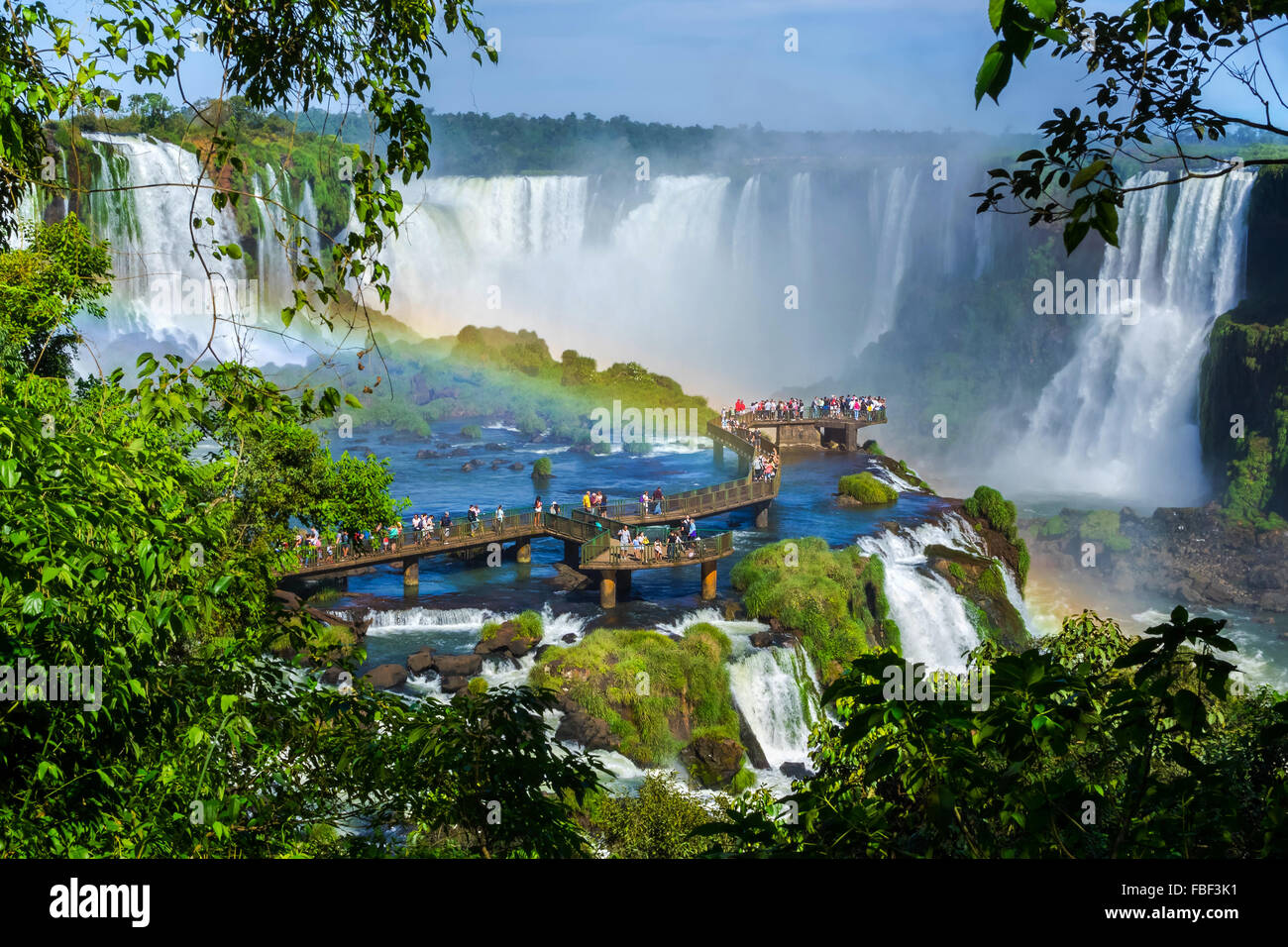 I turisti a Iguazu Falls, uno dei piu' grandi meraviglie naturali del mondo, sul confine di Argentina e Brasile. Foto Stock