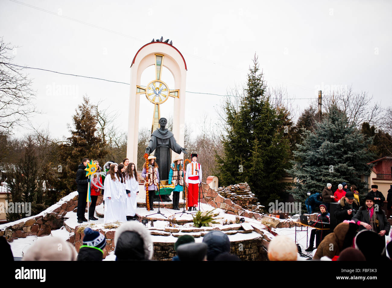 L'Ucraina. LVIV - 14 gennaio 2016: Presepe sfilata di bambini sul giorno d'inverno. Foto Stock