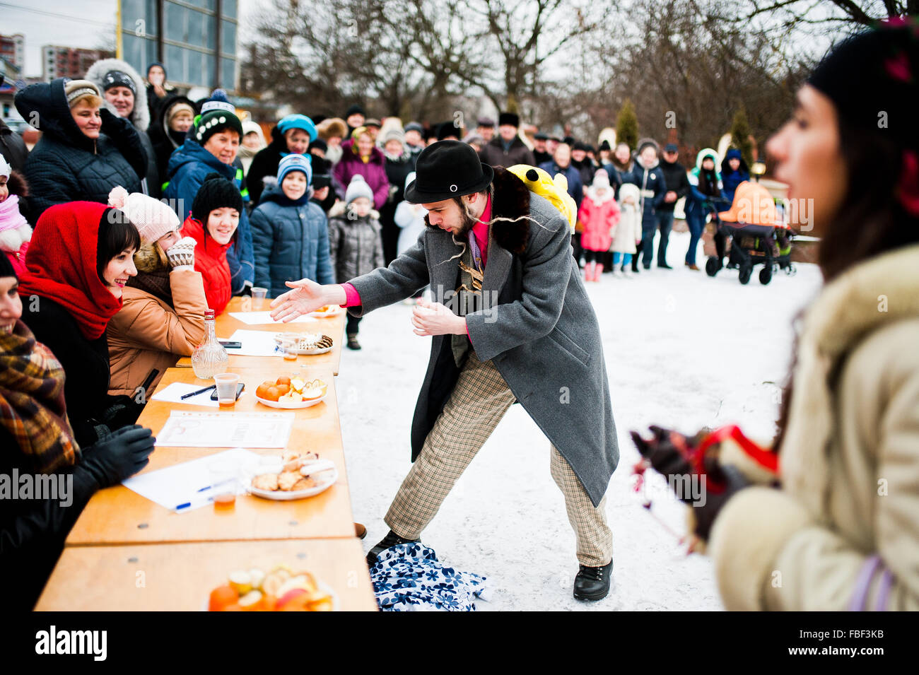 L'Ucraina. LVIV - 14 gennaio 2016: Presepe sfilata di bambini sul giorno d'inverno. Foto Stock