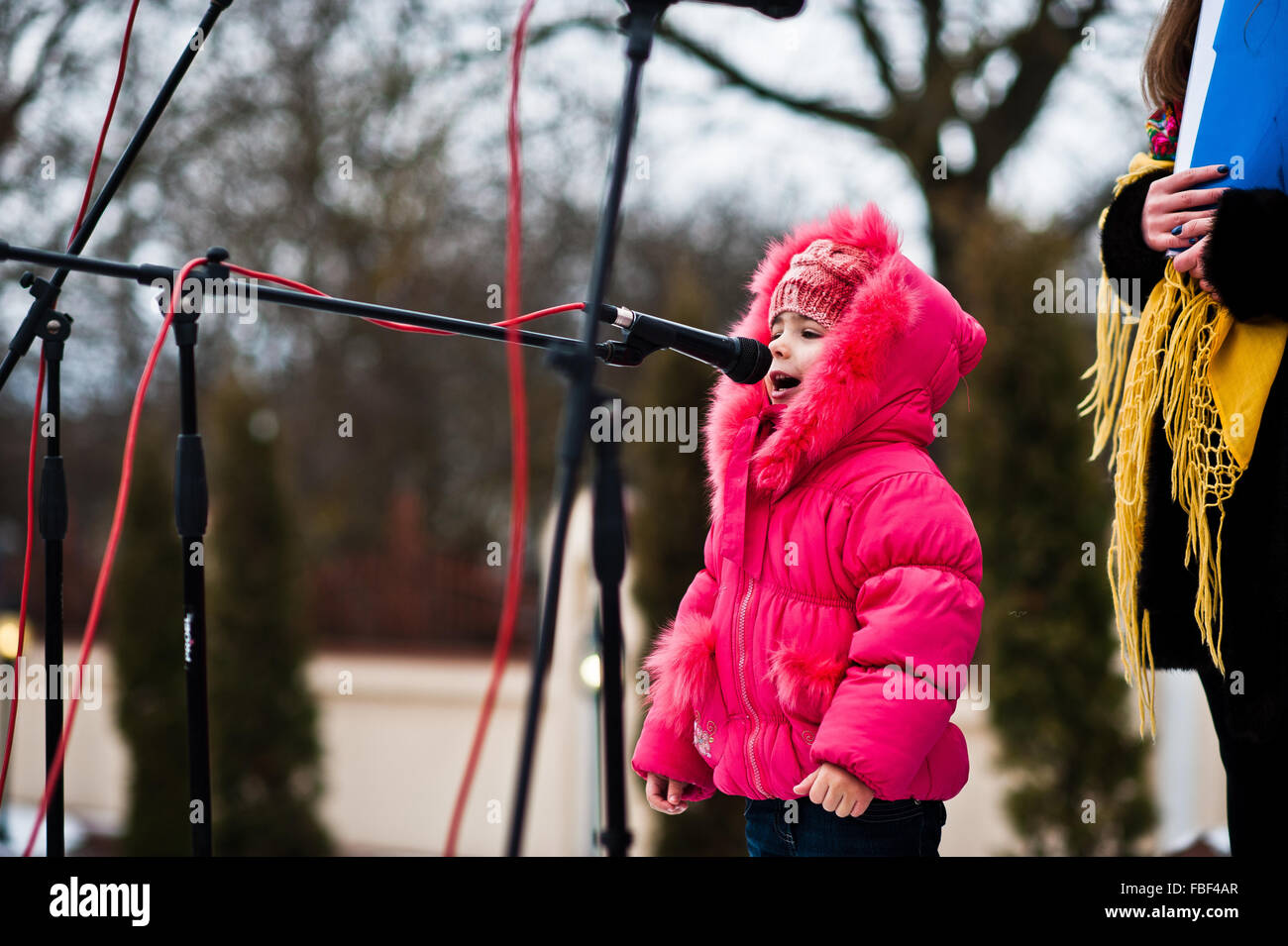 L'Ucraina. LVIV - 14 gennaio 2016: Presepe sfilata di bambini sul giorno d'inverno. Foto Stock
