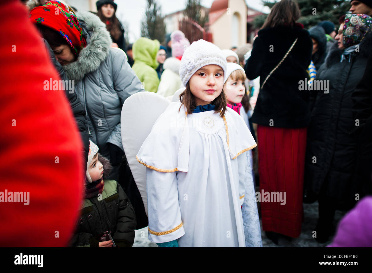 L'Ucraina. LVIV - 14 gennaio 2016: Presepe sfilata di bambini sul giorno d'inverno. Foto Stock