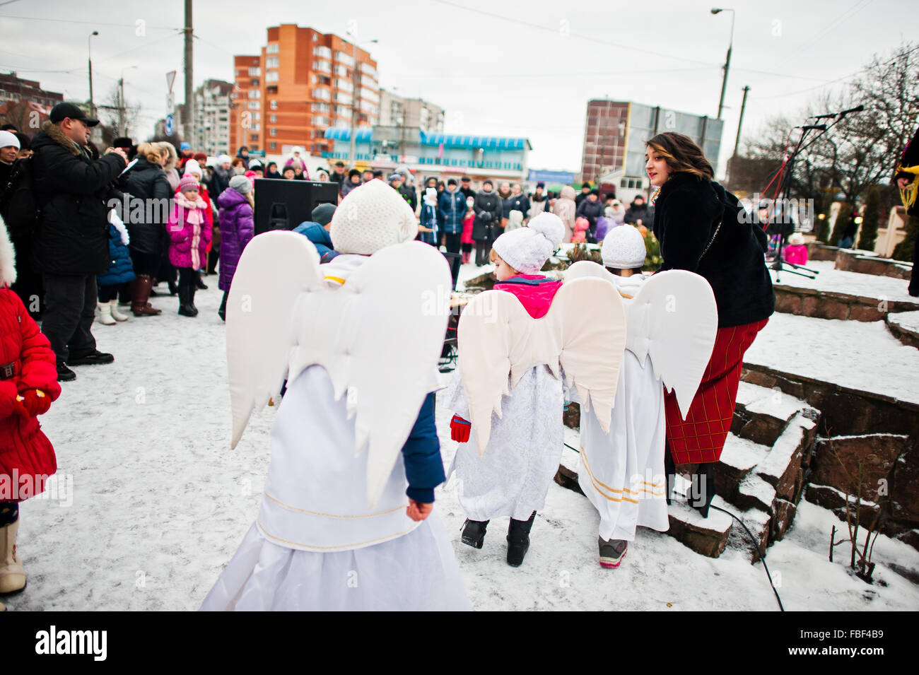 L'Ucraina. LVIV - 14 gennaio 2016: Presepe sfilata di bambini sul giorno d'inverno. Foto Stock