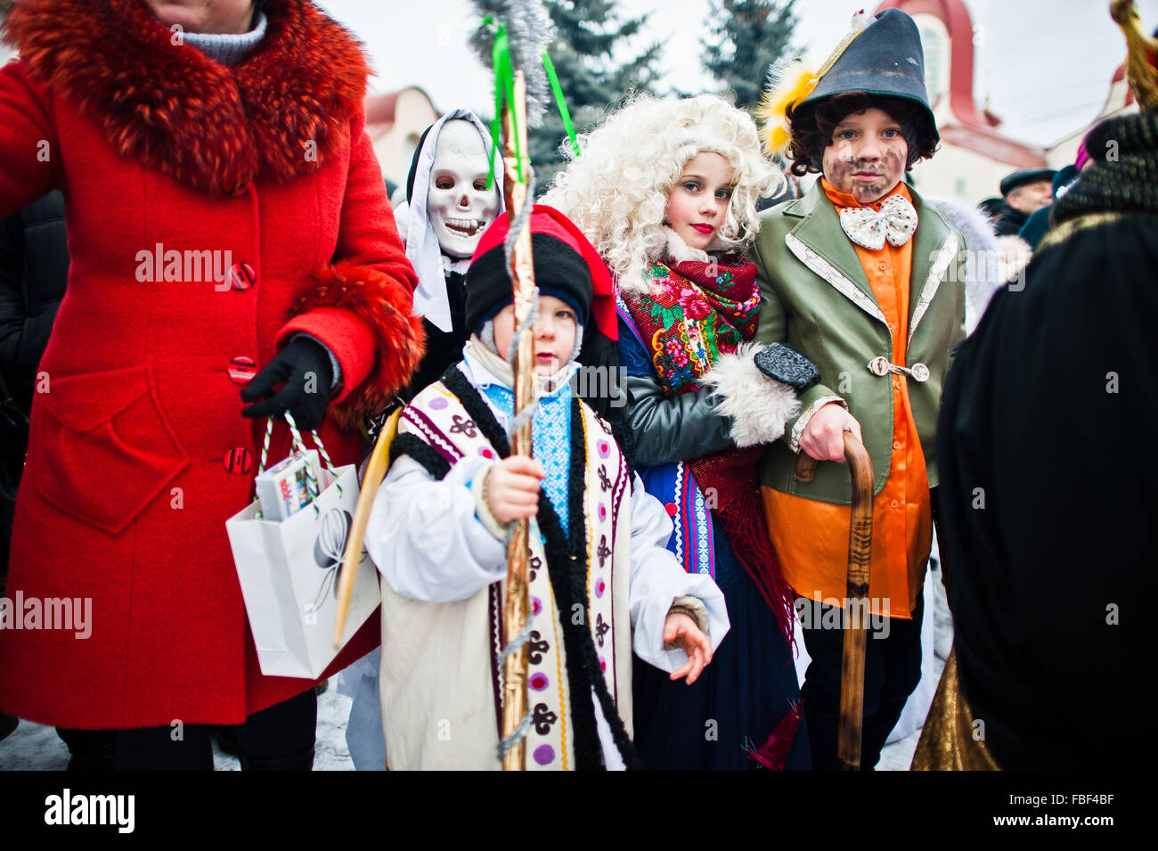L'Ucraina. LVIV - 14 gennaio 2016: Presepe sfilata di bambini sul giorno d'inverno. Foto Stock