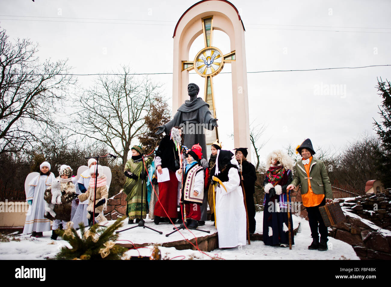 L'Ucraina. LVIV - 14 gennaio 2016: Presepe sfilata di bambini sul giorno d'inverno. Foto Stock