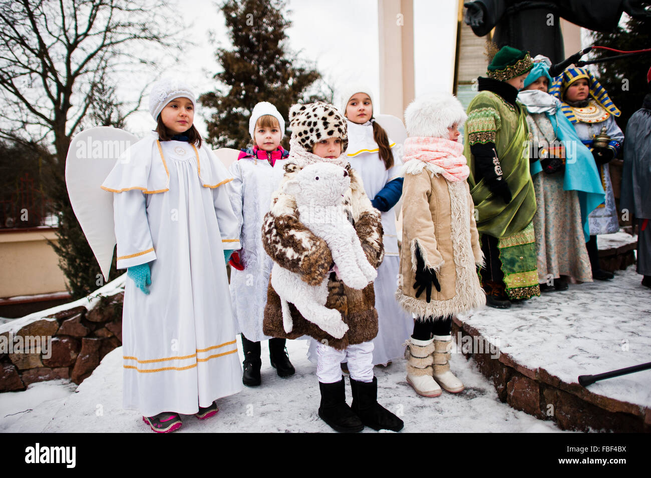 L'Ucraina. LVIV - 14 gennaio 2016: Presepe sfilata di bambini sul giorno d'inverno. Foto Stock
