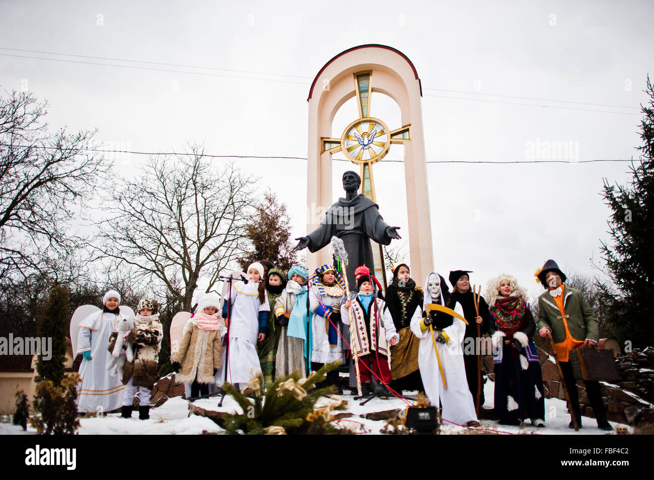 L'Ucraina. LVIV - 14 gennaio 2016: Presepe sfilata di bambini sul giorno d'inverno. Foto Stock