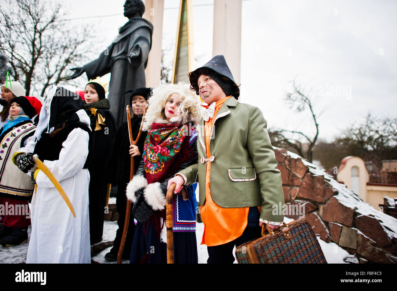 L'Ucraina. LVIV - 14 gennaio 2016: Presepe sfilata di bambini sul giorno d'inverno. Foto Stock