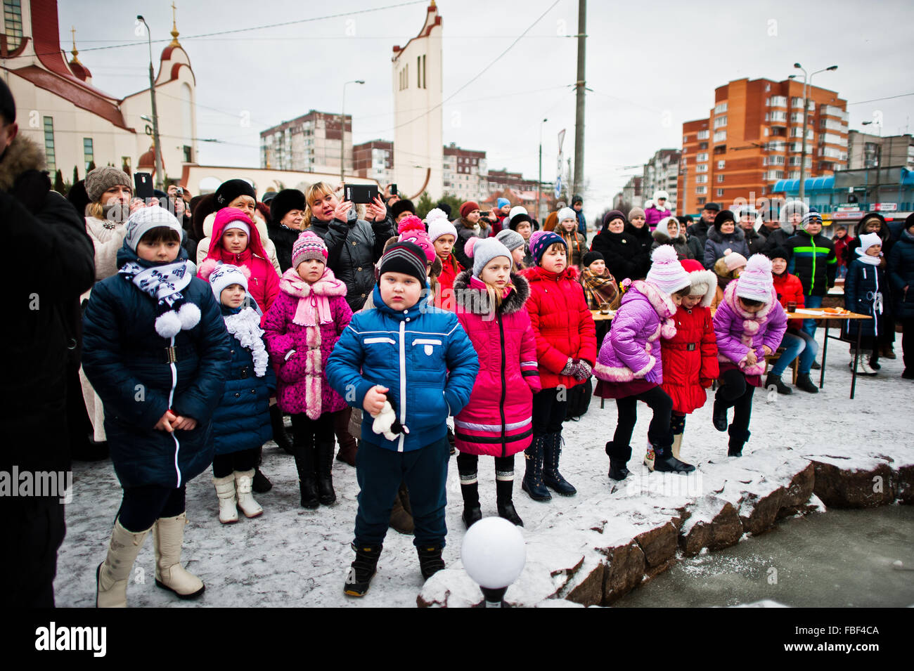 L'Ucraina. LVIV - 14 gennaio 2016: Presepe sfilata di bambini sul giorno d'inverno. Foto Stock
