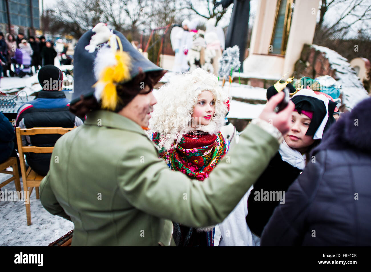 L'Ucraina. LVIV - 14 gennaio 2016: Presepe sfilata di bambini sul giorno d'inverno. Foto Stock