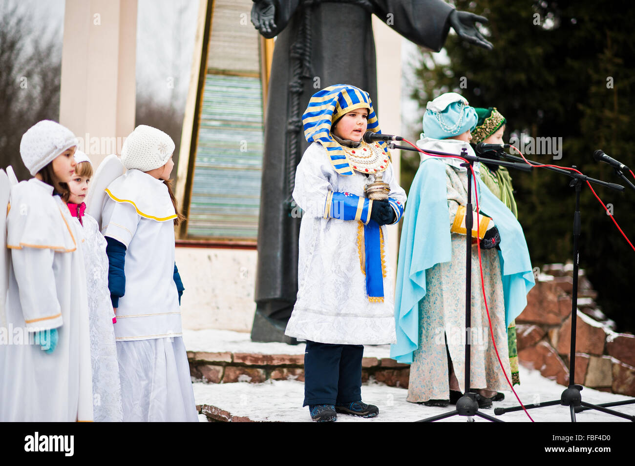 L'Ucraina. LVIV - 14 gennaio 2016: Presepe sfilata di bambini sul giorno d'inverno. Foto Stock