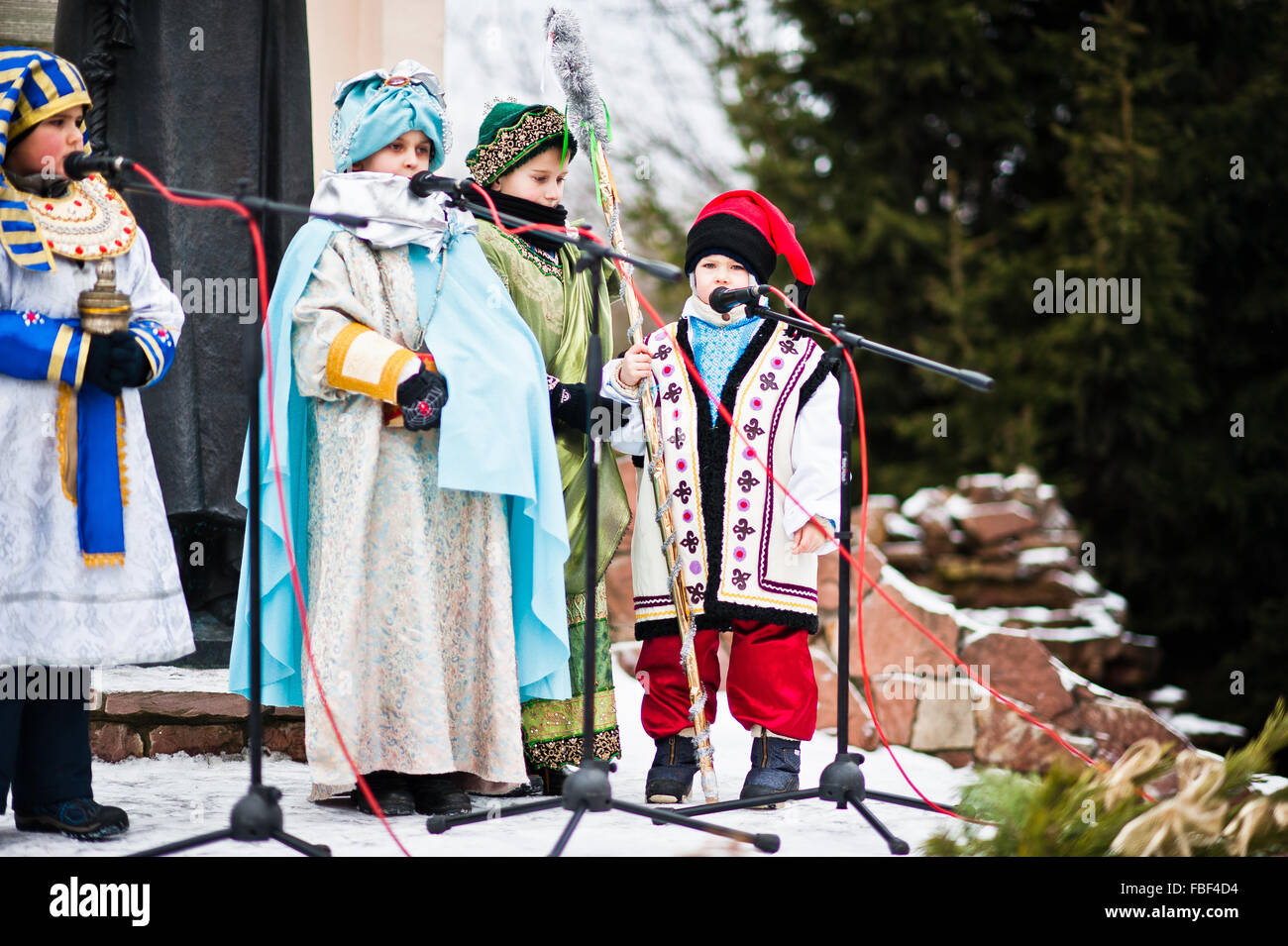L'Ucraina. LVIV - 14 gennaio 2016: Presepe sfilata di bambini sul giorno d'inverno. Foto Stock
