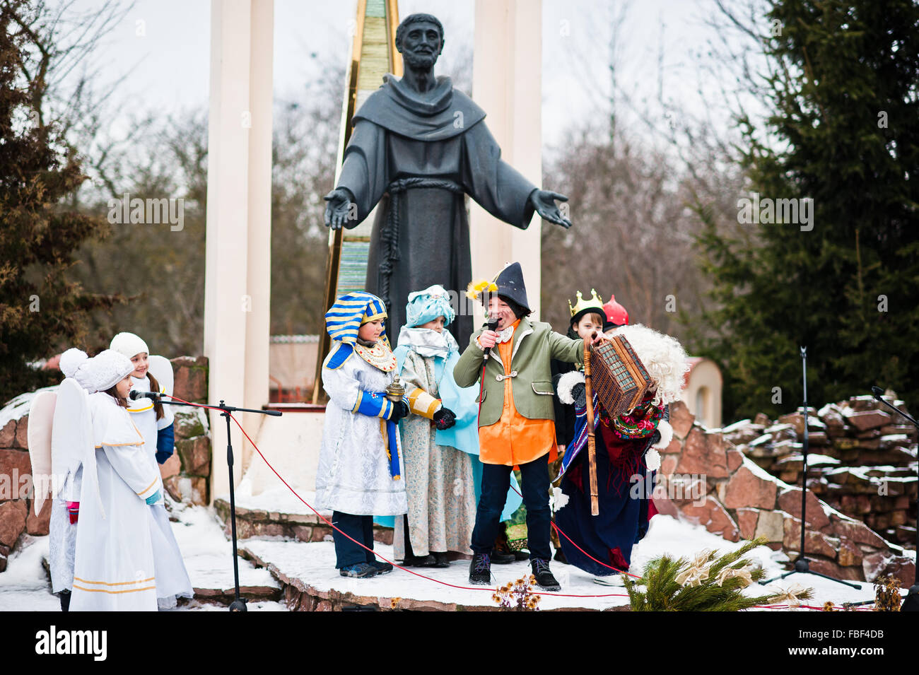 L'Ucraina. LVIV - 14 gennaio 2016: Presepe sfilata di bambini sul giorno d'inverno. Foto Stock