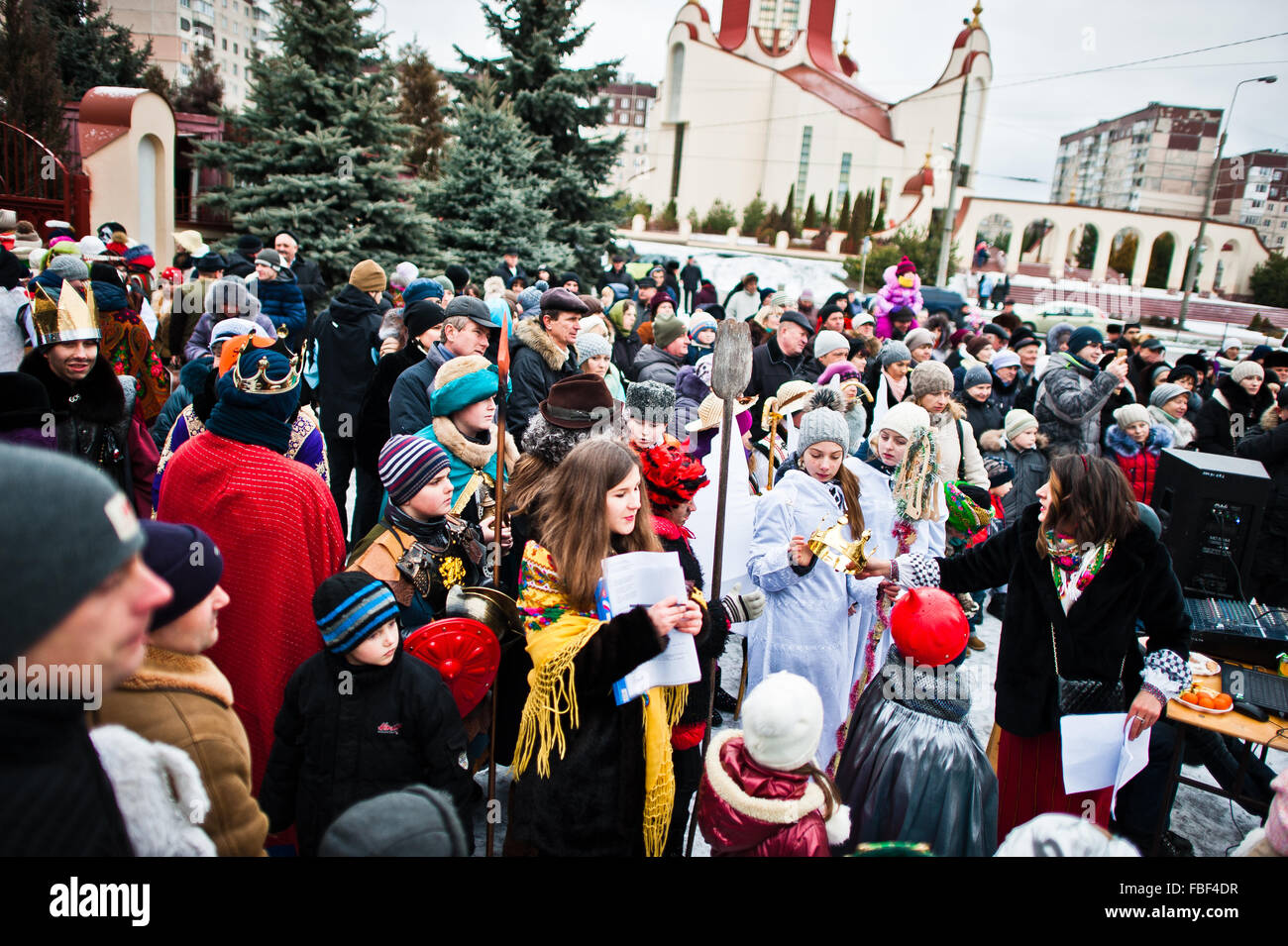 L'Ucraina. LVIV - 14 gennaio 2016: Presepe sfilata di bambini sul giorno d'inverno. Foto Stock