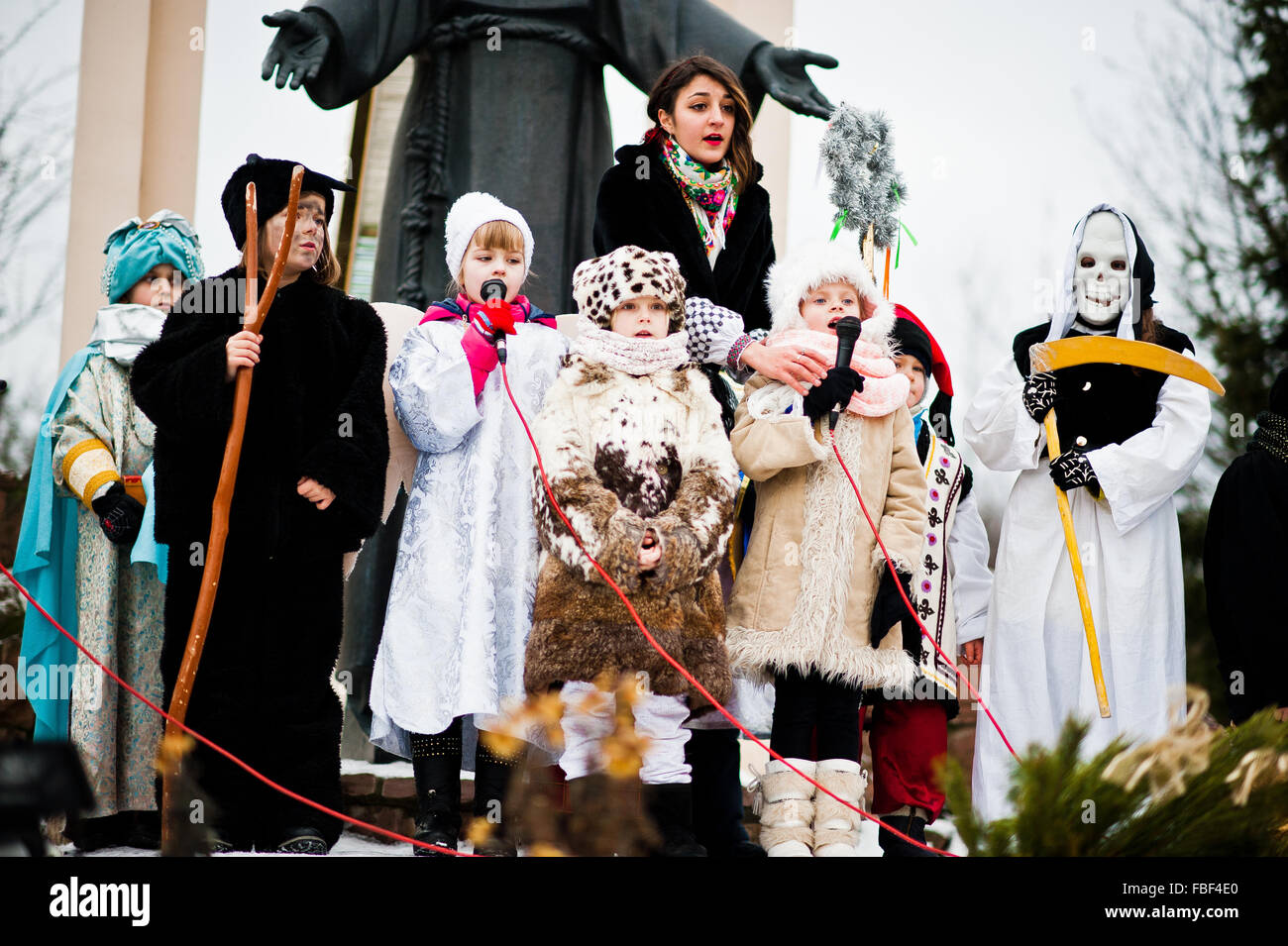 L'Ucraina. LVIV - 14 gennaio 2016: Presepe sfilata di bambini sul giorno d'inverno. Foto Stock
