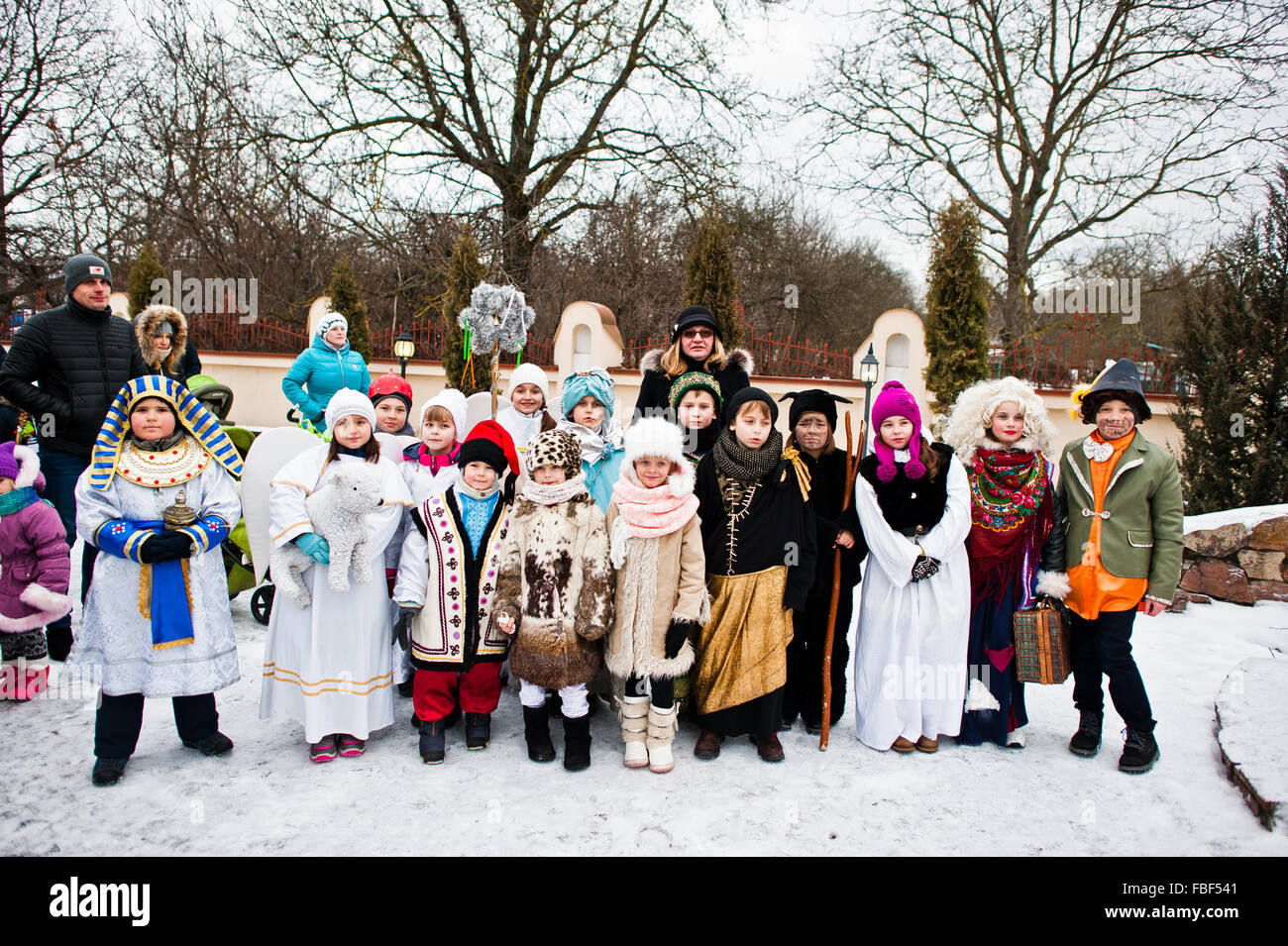 L'Ucraina. LVIV - 14 gennaio 2016: Presepe sfilata di bambini sul giorno d'inverno. Foto Stock