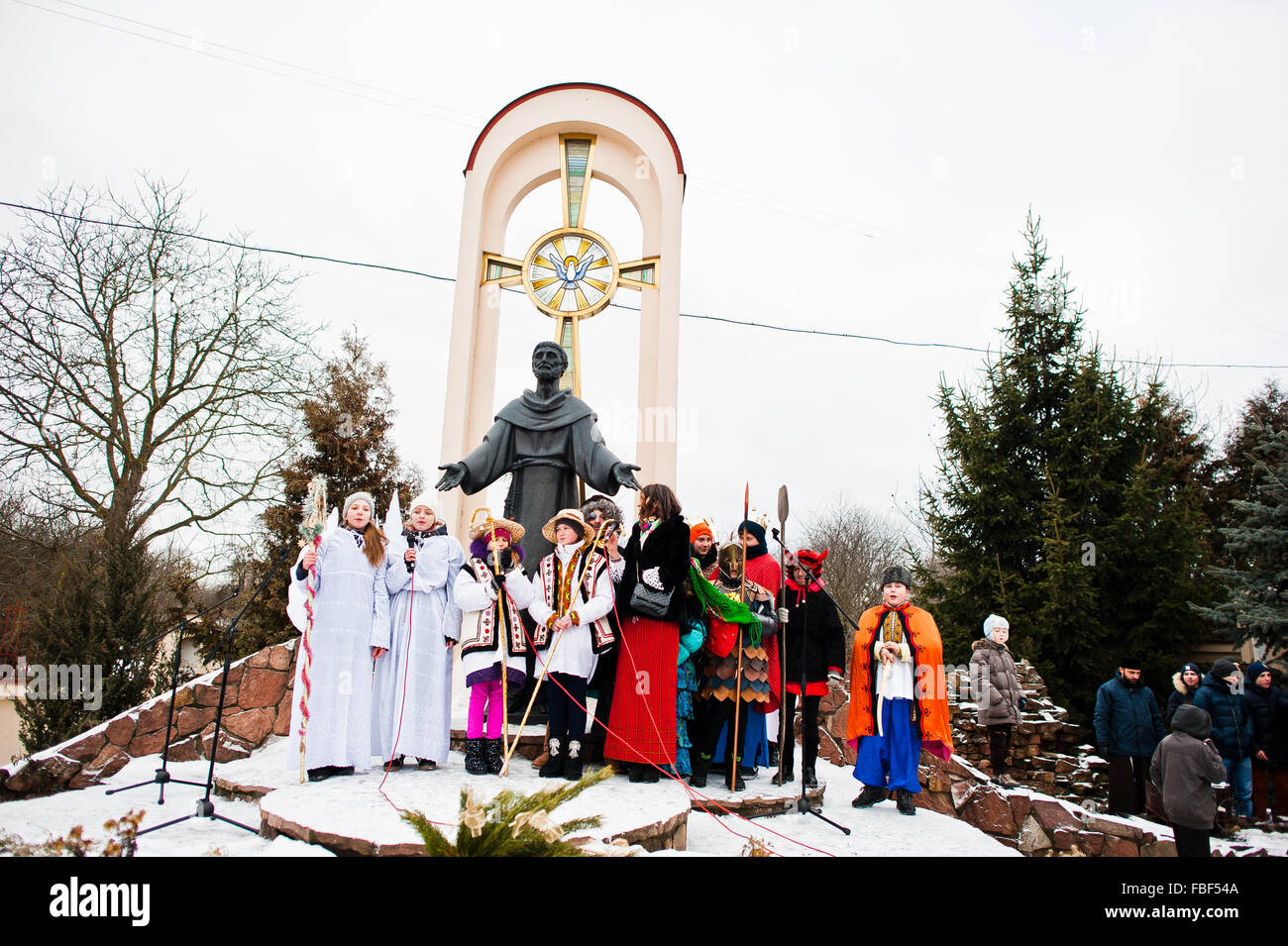 L'Ucraina. LVIV - 14 gennaio 2016: Presepe sfilata di bambini sul giorno d'inverno. Foto Stock