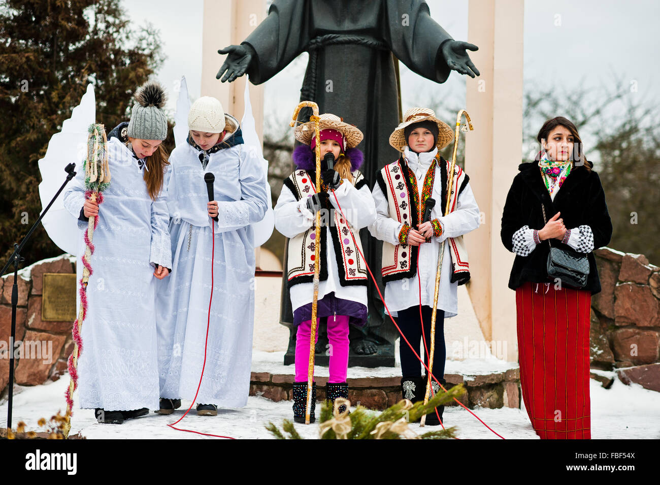L'Ucraina. LVIV - 14 gennaio 2016: Presepe sfilata di bambini sul giorno d'inverno. Foto Stock