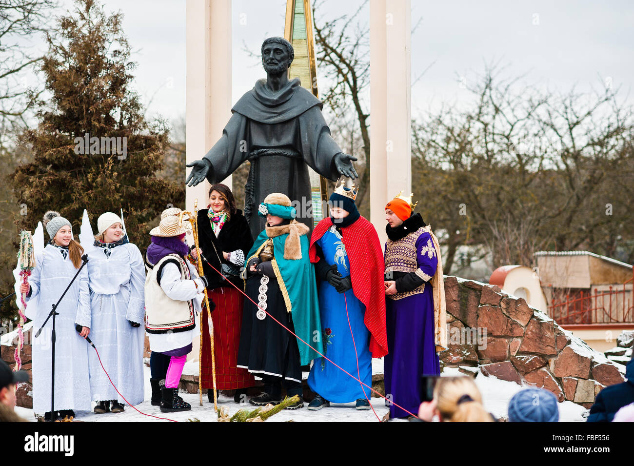 L'Ucraina. LVIV - 14 gennaio 2016: Presepe sfilata di bambini sul giorno d'inverno. Foto Stock