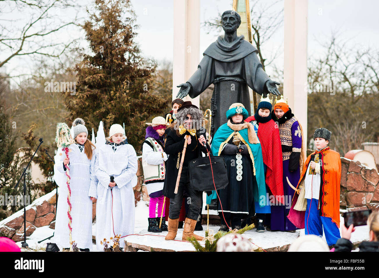 L'Ucraina. LVIV - 14 gennaio 2016: Presepe sfilata di bambini sul giorno d'inverno. Foto Stock