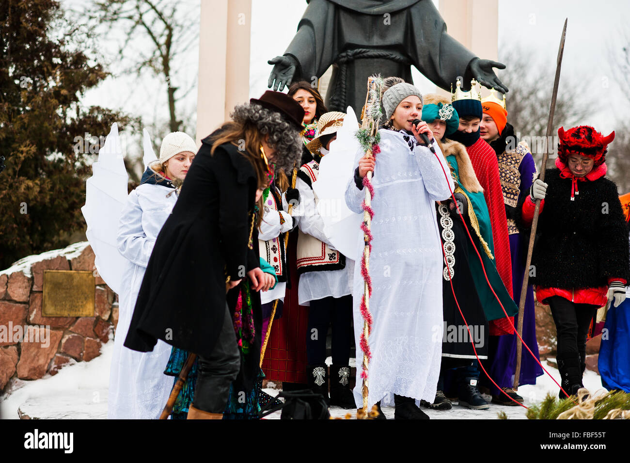 L'Ucraina. LVIV - 14 gennaio 2016: Presepe sfilata di bambini sul giorno d'inverno. Foto Stock