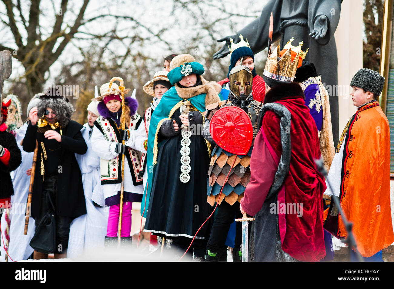 L'Ucraina. LVIV - 14 gennaio 2016: Presepe sfilata di bambini sul giorno d'inverno. Foto Stock
