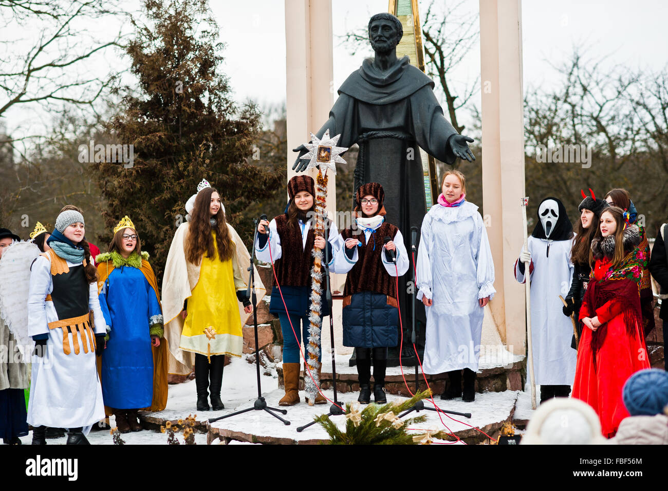 L'Ucraina. LVIV - 14 gennaio 2016: Presepe sfilata di bambini sul giorno d'inverno. Foto Stock
