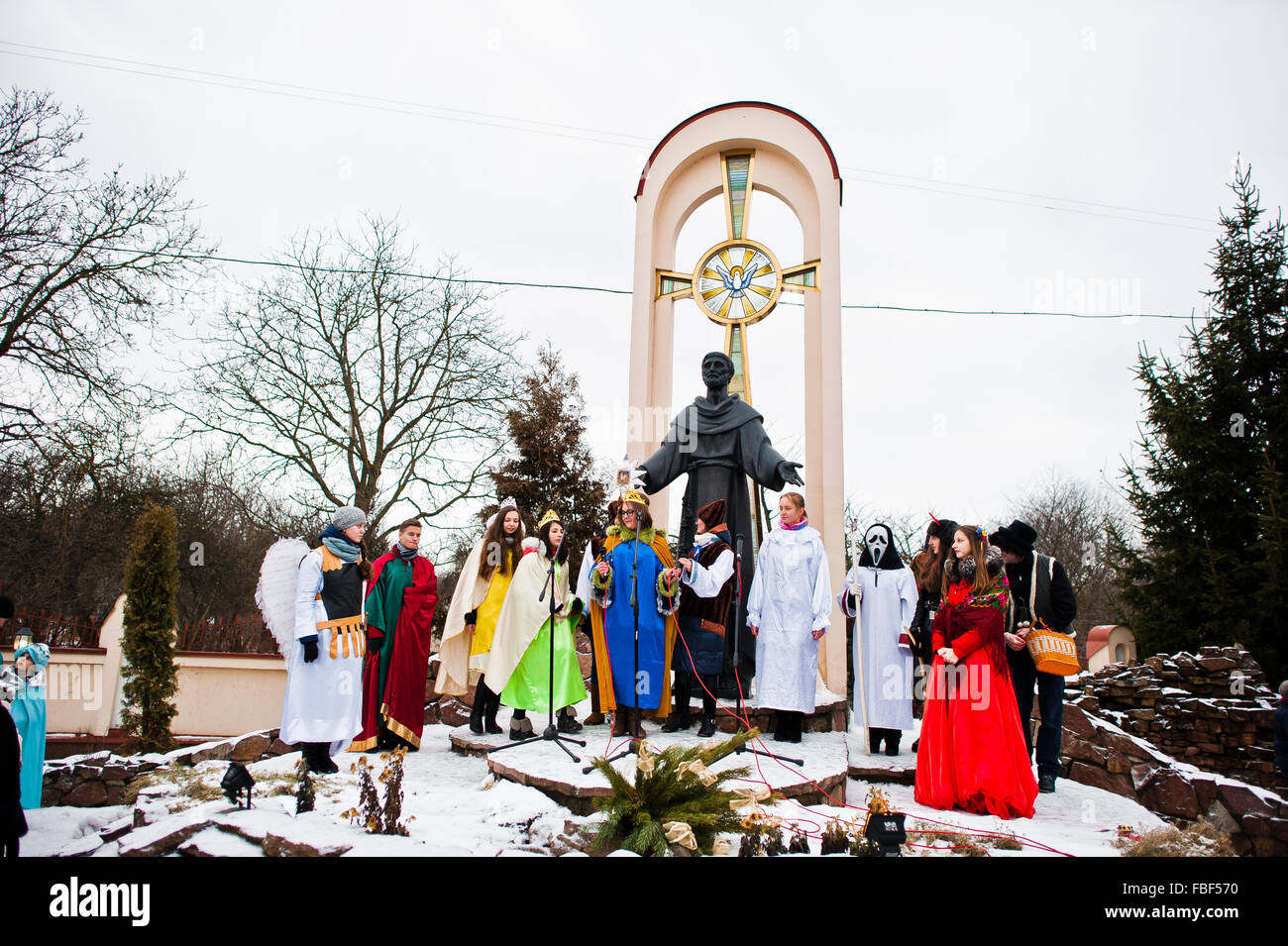 L'Ucraina. LVIV - 14 gennaio 2016: Presepe sfilata di bambini sul giorno d'inverno. Foto Stock