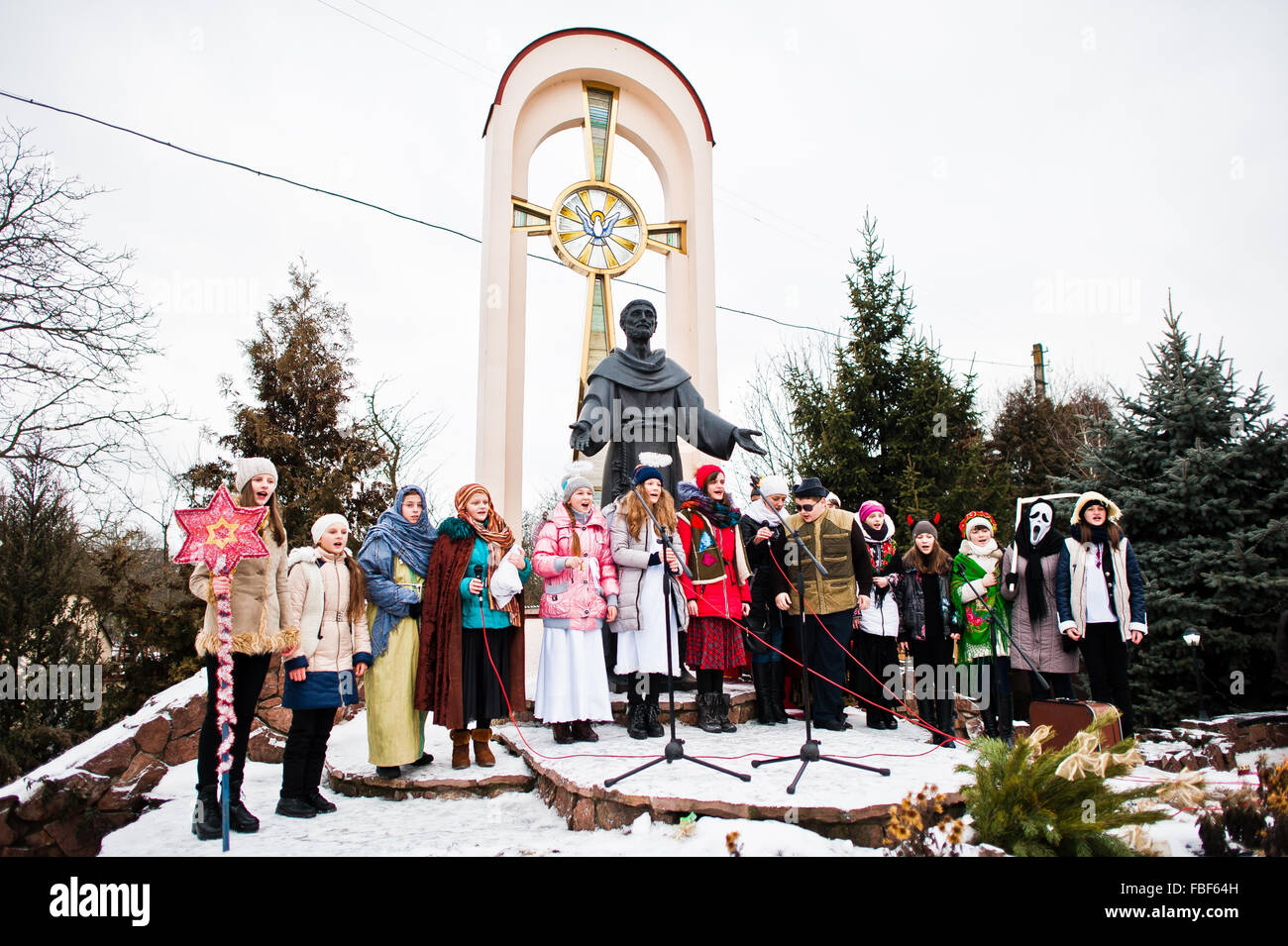 L'Ucraina. LVIV - 14 gennaio 2016: Presepe sfilata di bambini sul giorno d'inverno. Foto Stock