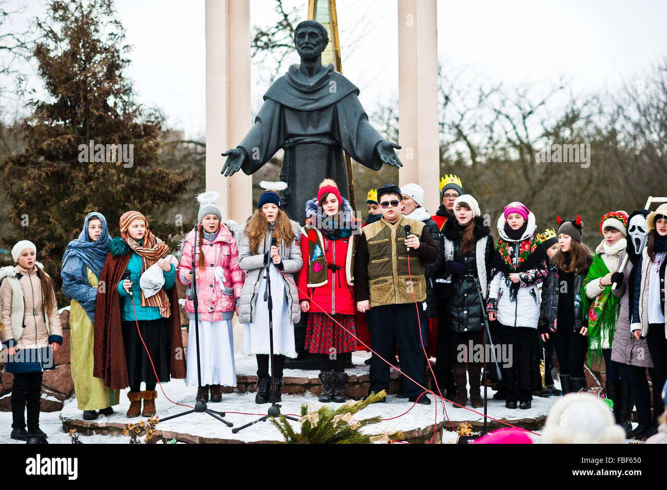 L'Ucraina. LVIV - 14 gennaio 2016: Presepe sfilata di bambini sul giorno d'inverno. Foto Stock