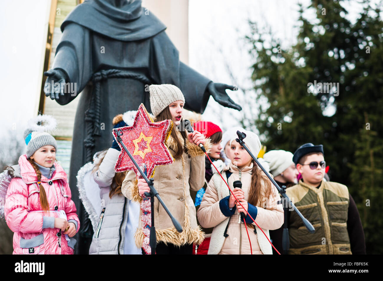 L'Ucraina. LVIV - 14 gennaio 2016: Presepe sfilata di bambini sul giorno d'inverno. Foto Stock