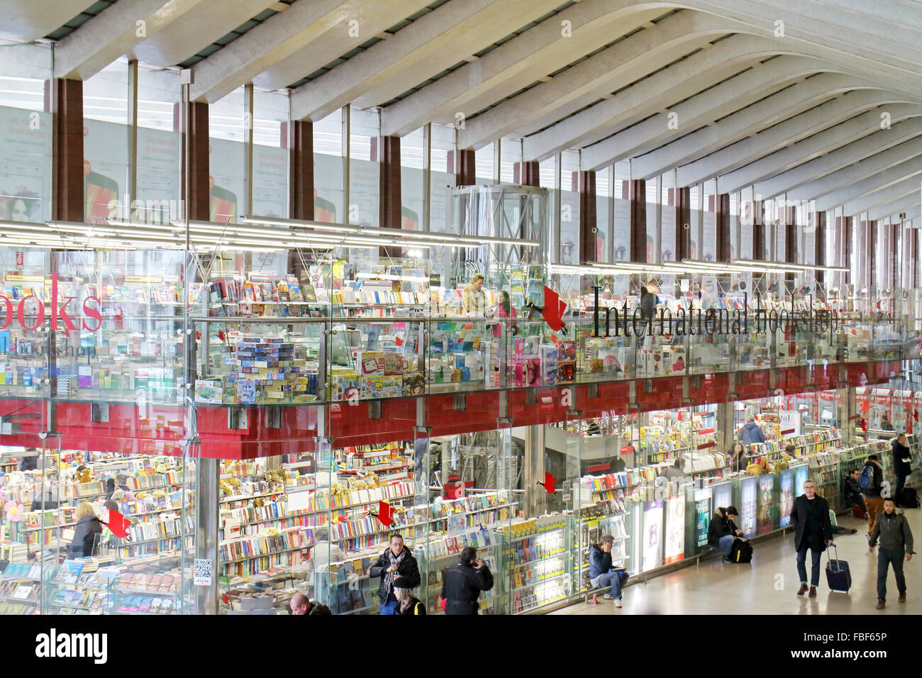 Roma, Italia - 15 Gennaio 2016: interno della stazione Termini, in primo  piano la libreria su tre piani, composta di un vetro Foto stock - Alamy