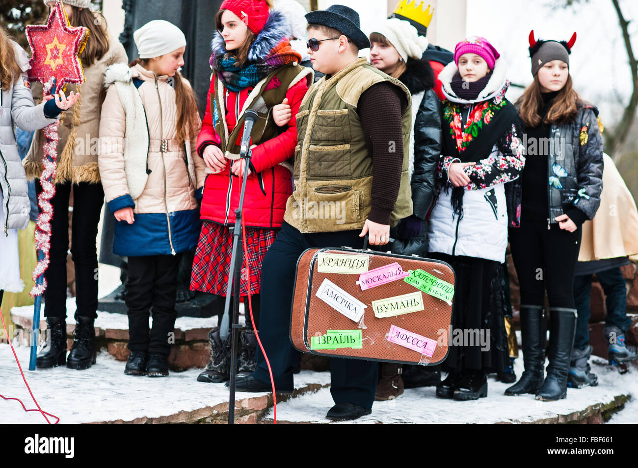 L'Ucraina. LVIV - 14 gennaio 2016: Presepe sfilata di bambini sul giorno d'inverno. Foto Stock