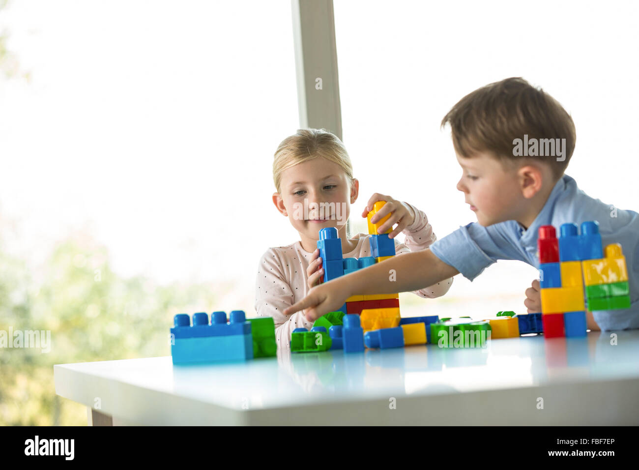 Simpatici fratelli riproduzione di blocchi di costruzione Foto Stock