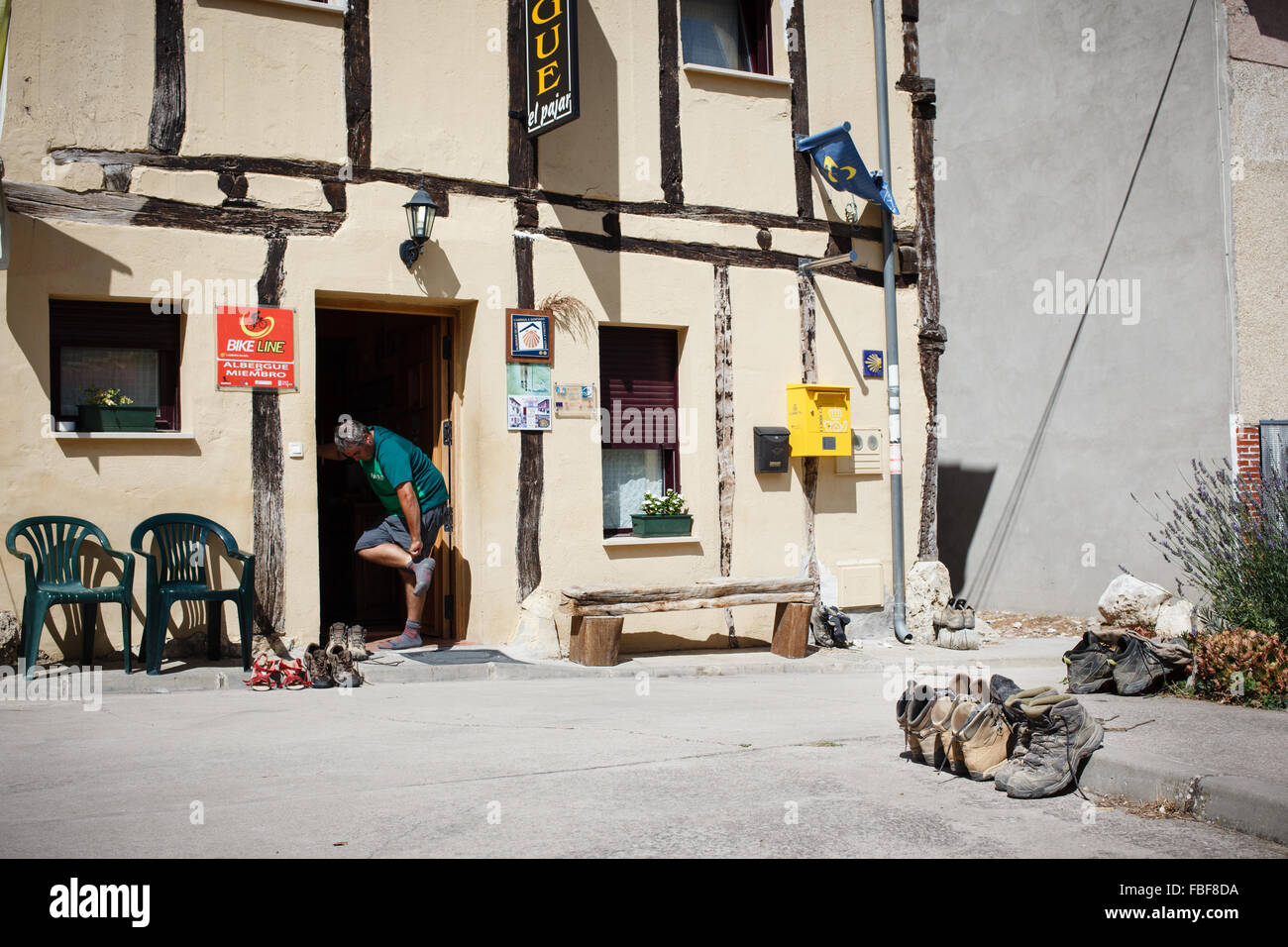 9/9/14 Pellegrino arrivare al ostello sul Camino de Santiago in Agés, Burgos, Castilla y Leon, Spagna Foto Stock