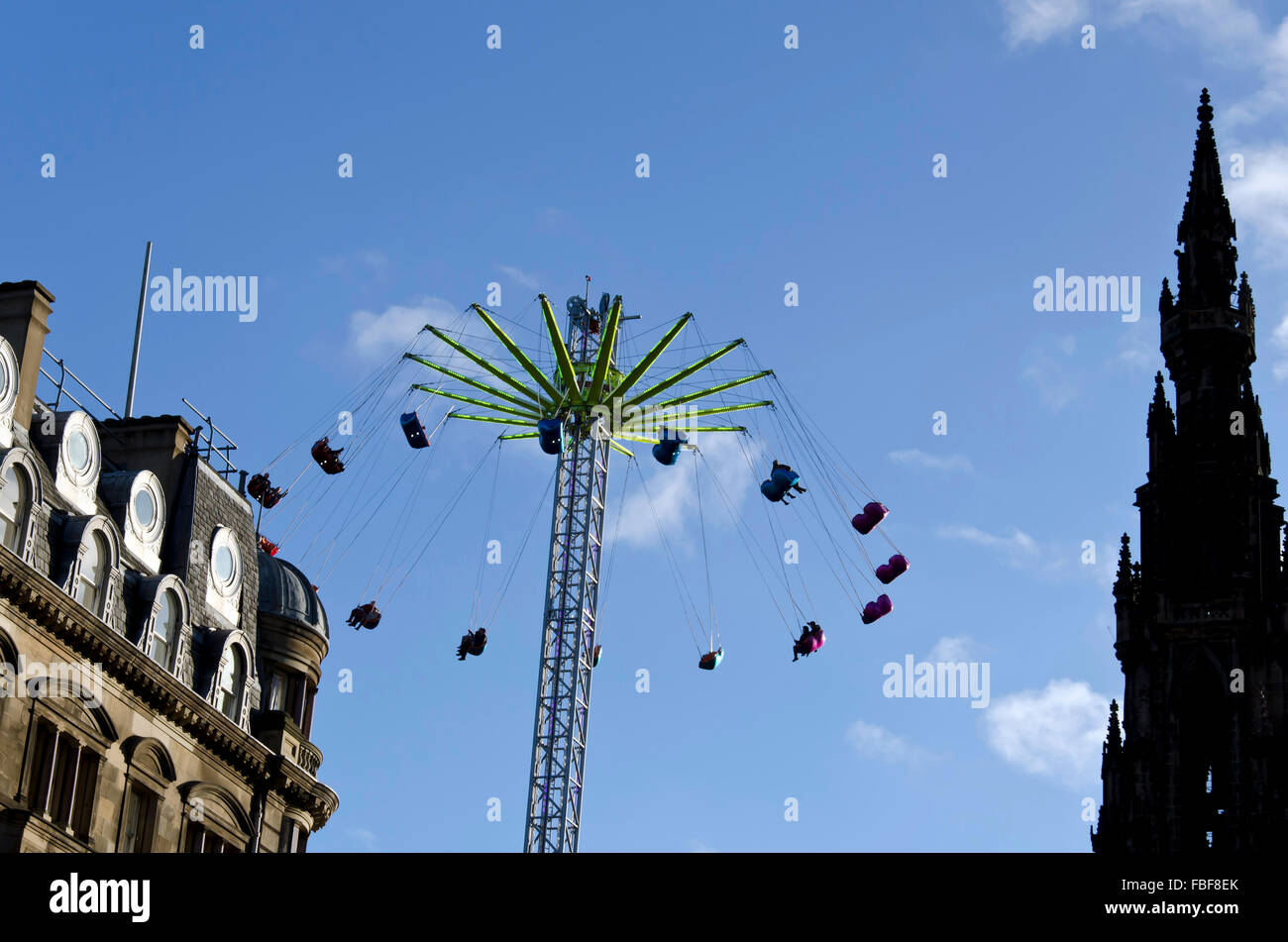 Persone su Star Flyer, accanto al Monumento di Scott in Princes Street, Edimburgo, Scozia. Foto Stock