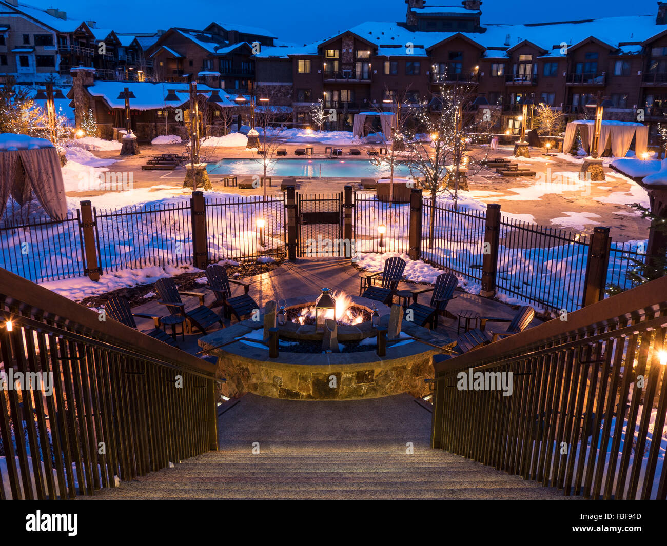 Una buca per il fuoco e la piscina al tramonto, Waldorf Astoria, Park City, Utah. Foto Stock