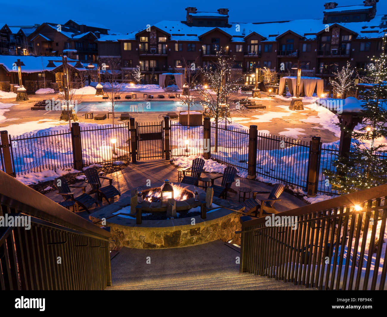 Una buca per il fuoco e la piscina al tramonto, Waldorf Astoria, Park City, Utah. Foto Stock