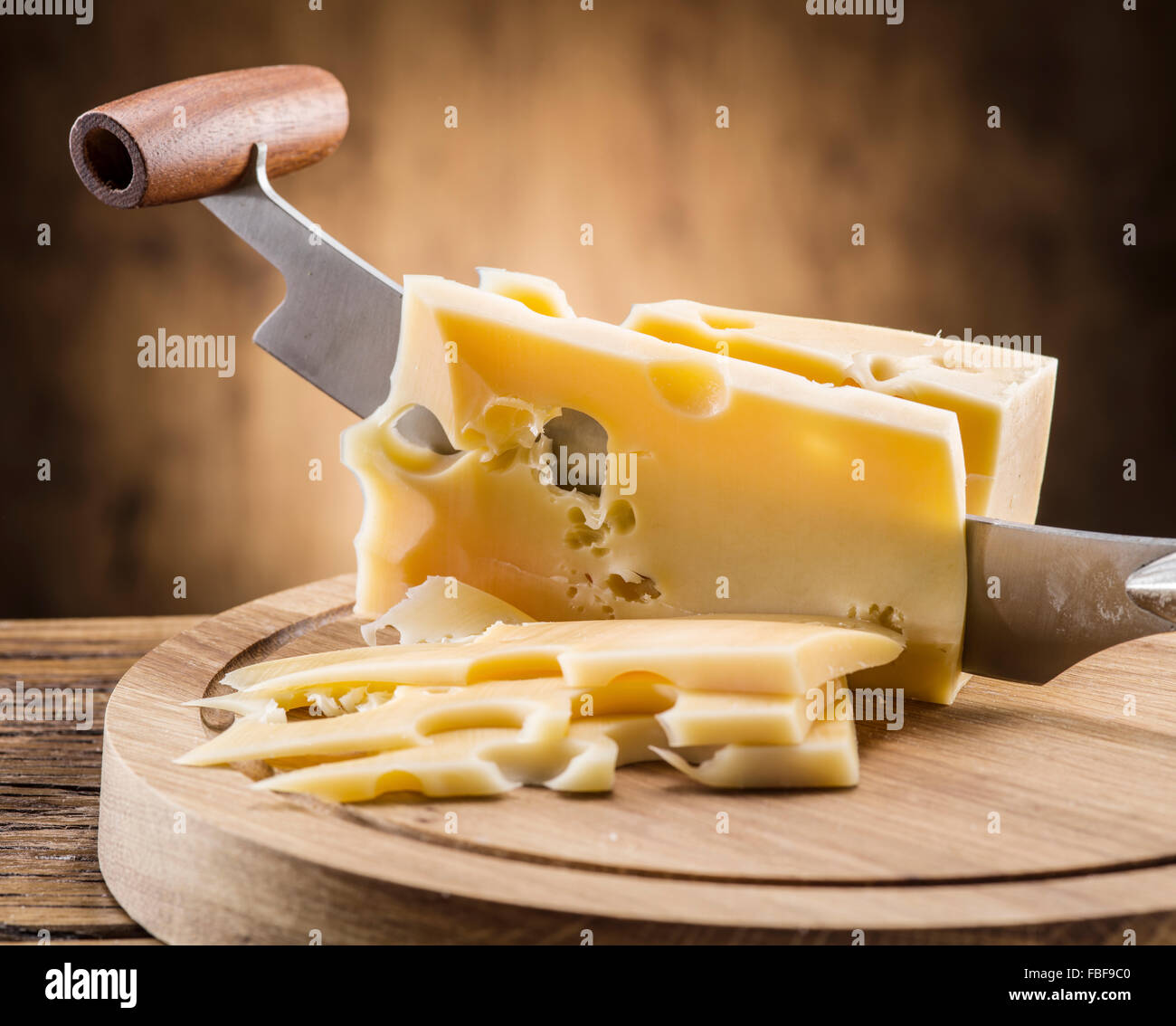 Varietà di formaggi su una tavola di legno. Foto Stock