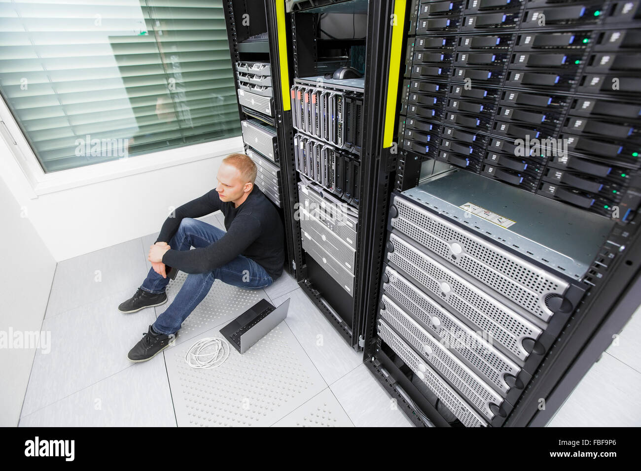 Consulente IT nel data center con problemi difficili Foto Stock