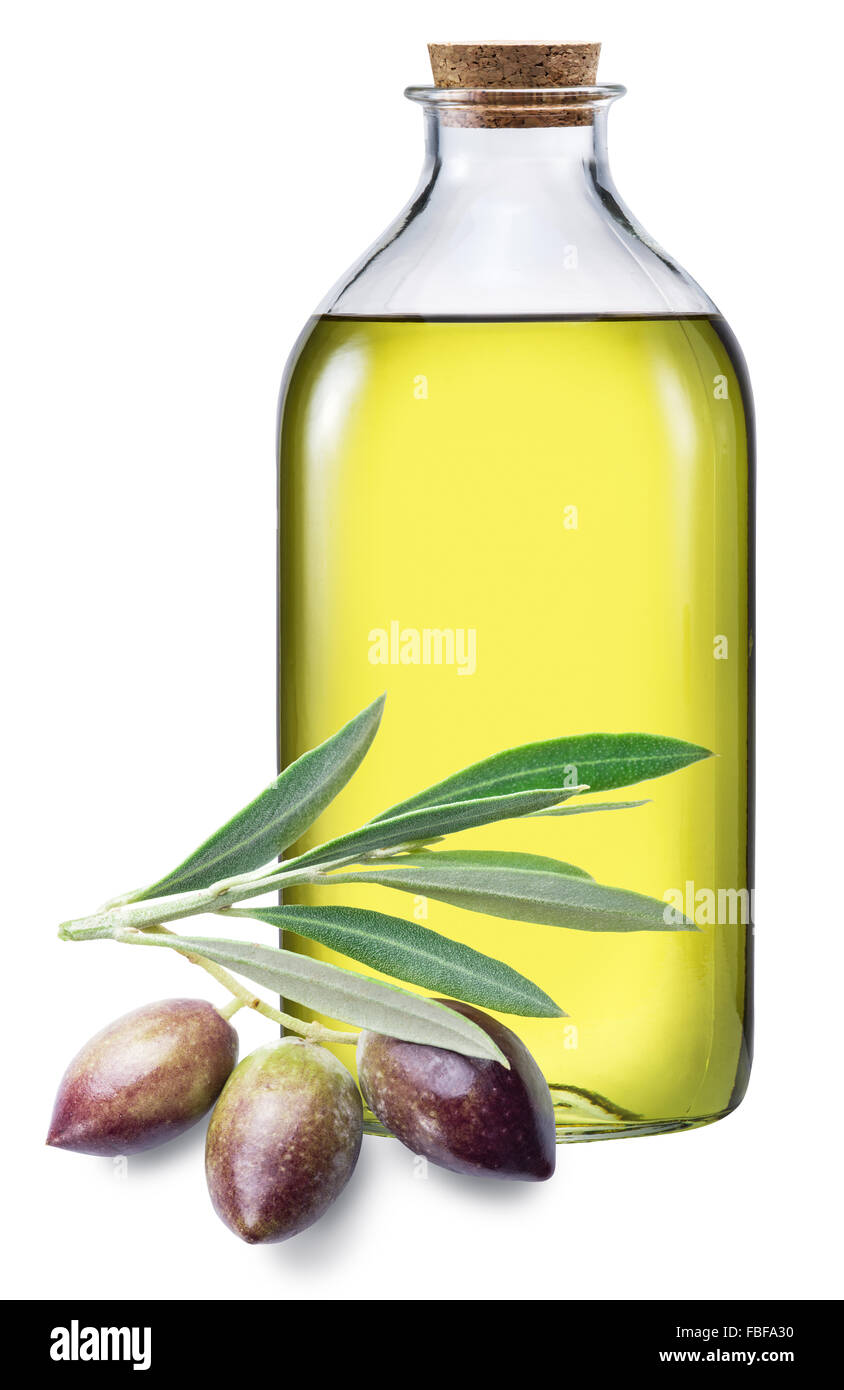 Bottiglia di olio di oliva e bacche su uno sfondo bianco. Il file contiene i tracciati di ritaglio. Foto Stock