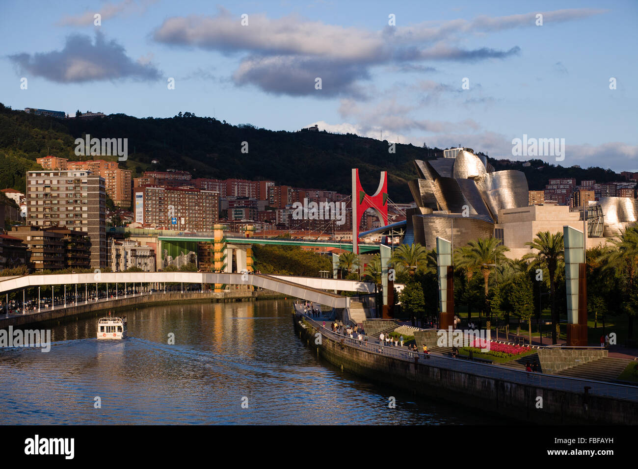 5/9/15 battello passa museo Guggenheim nel tardo pomeriggio di sole, Bilbao, Bizkaia, Paesi Baschi, Spagna. Foto di James Sturcke Foto Stock