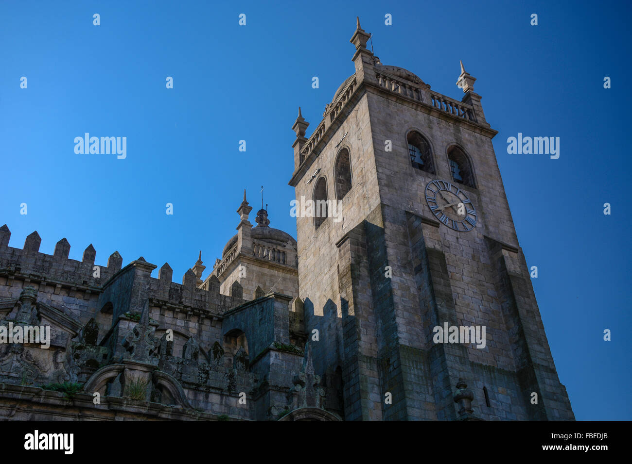 Loggia in stile barocco alla facciata laterale della cattedrale di Porto, Porto, Portogallo Foto Stock