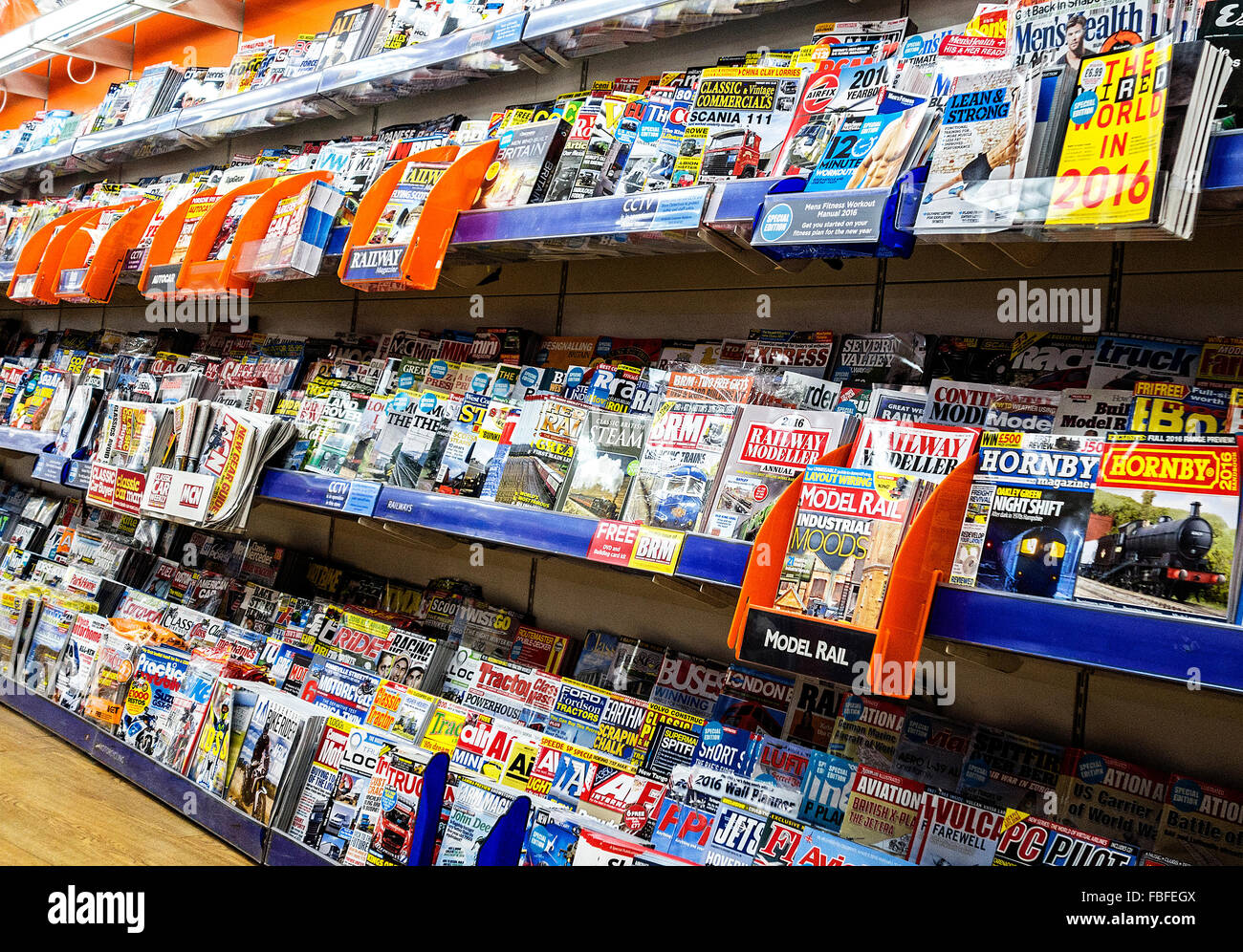 La sezione della rivista in un WH Smith store, REGNO UNITO Foto Stock