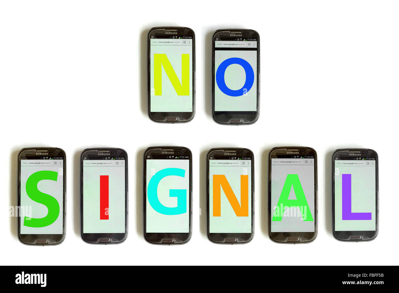 Nessun segnale scritto su schermi di smartphone fotografati contro uno sfondo bianco. Foto Stock