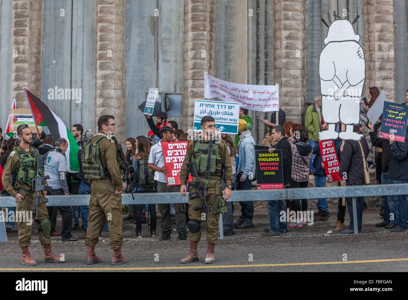 Betlemme. 15 gennaio, 2016. Israeliani e attivisti palestinesi prendere parte a una protesta organizzata dai combattenti per la pace associazione a un israeliano strada vicino a un checkpoint tra la Cisgiordania città di Beit Jala e Gerusalemme, a gennaio 15, 2016. © Luay Sababa/Xinhua/Alamy Live News Foto Stock