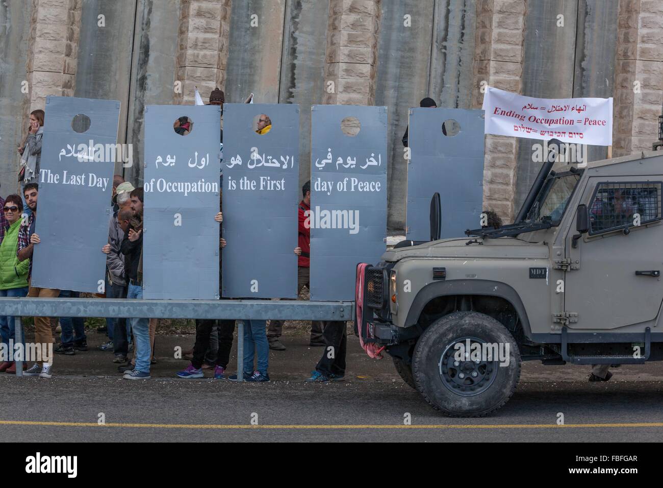 Betlemme. 15 gennaio, 2016. Israeliani e attivisti palestinesi prendere parte a una protesta organizzata dai combattenti per la pace associazione a un israeliano strada vicino a un checkpoint tra la Cisgiordania città di Beit Jala e Gerusalemme, a gennaio 15, 2016. © Luay Sababa/Xinhua/Alamy Live News Foto Stock
