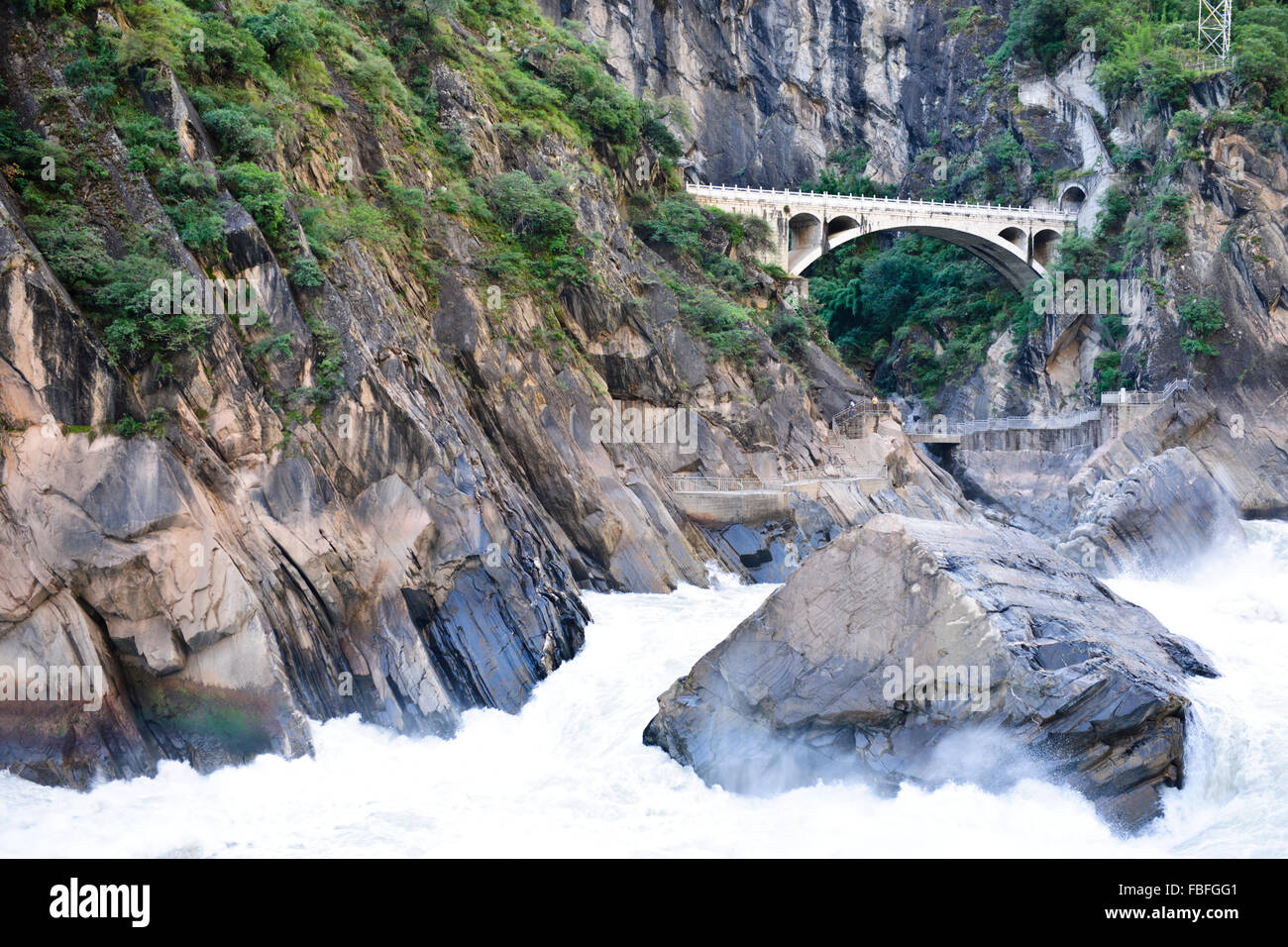 Tiger saltando Gorge,un canyon panoramico sulla Jinsha,un affluente principale della parte superiore del fiume Yangtze,a nord di Lijiang,Yunnan,Cina Foto Stock