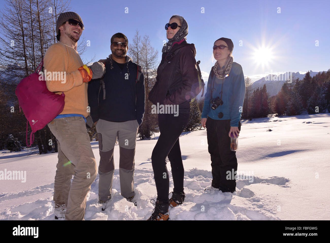 Quattro amici una passeggiata a piedi nella neve in Queyras, Francia Foto Stock