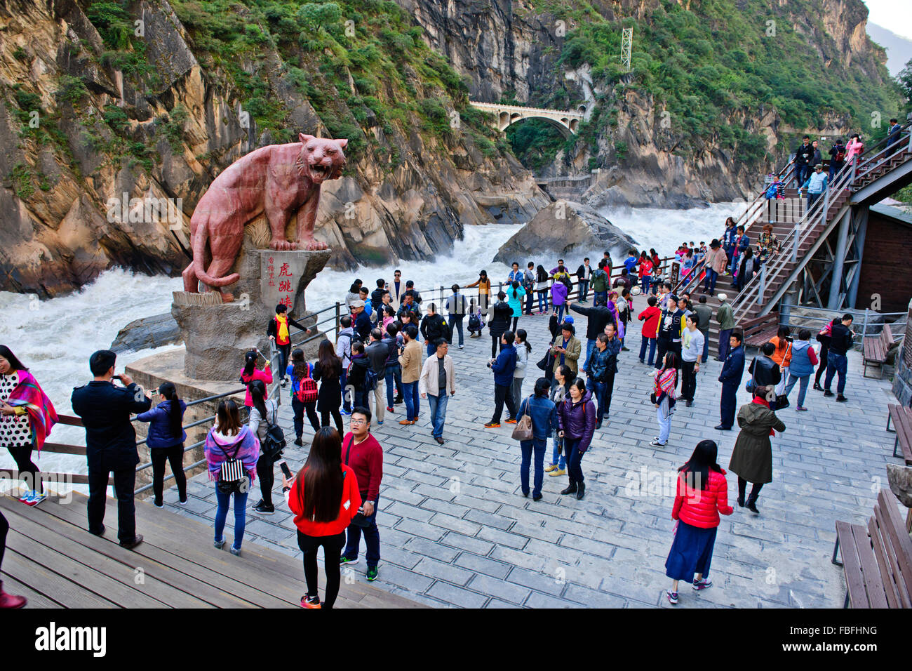 Tiger saltando Gorge,un canyon panoramico sulla Jinsha,un affluente principale della parte superiore del fiume Yangtze,a nord di Lijiang,Yunnan,Cina Foto Stock